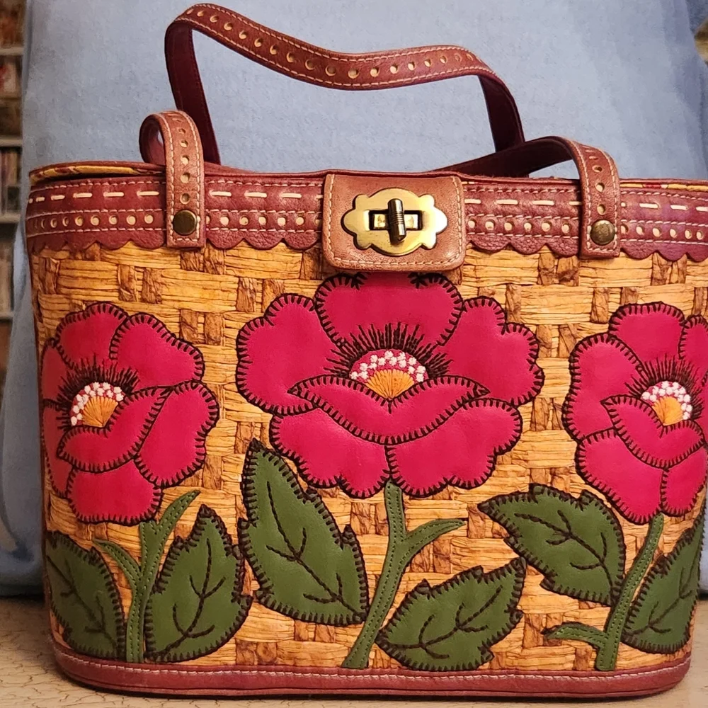 *AUTHENTIC* Isabella Fiore Woven Floral Basket with Red Flowers and Green Leaves - Picture 1 of 1